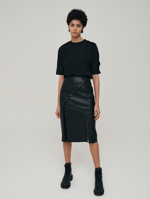 [에코레더]Snap Detail Wrap Style Faux Leather Skirt in Black_스냅 디테일 랩 스타일 폭스 레더 스커트_블랙